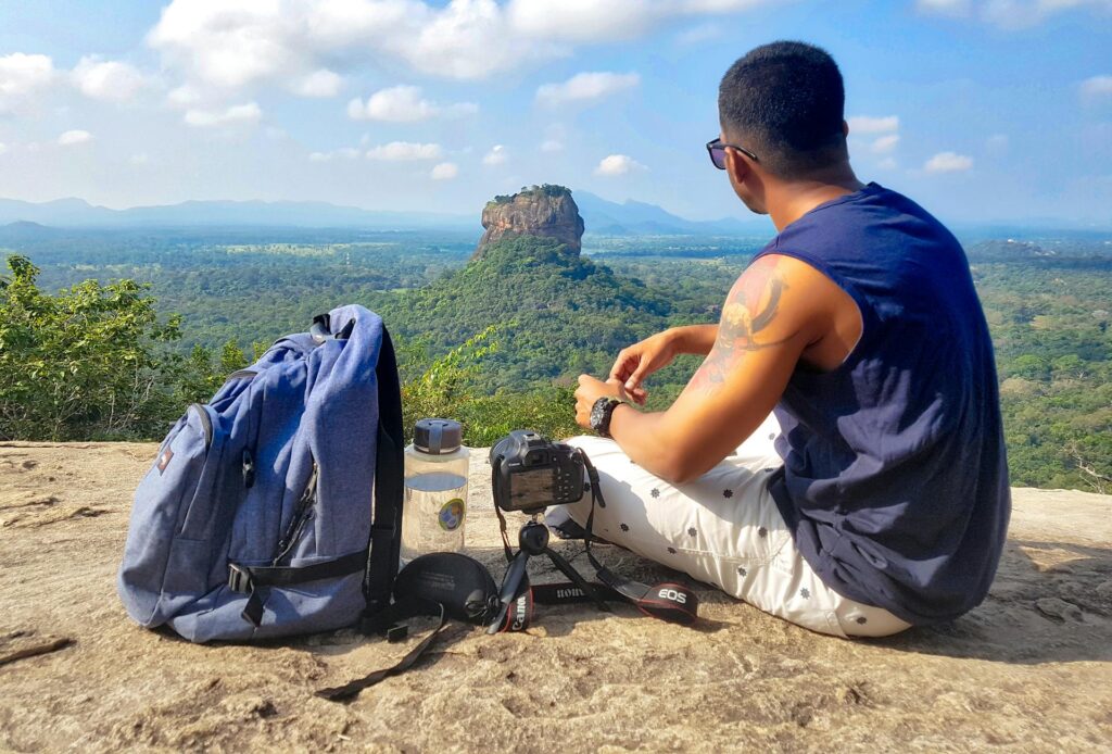 Ein Mann fotografiert eine Landschaft