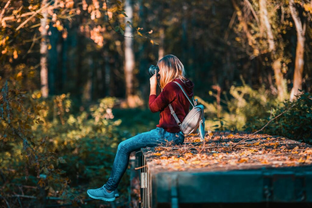 Eine Hobbyfotografin im Wald